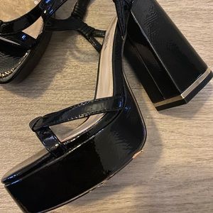 Kenneth Cole Delilah strapped platform sandal heel black gold trim size 6.5 37